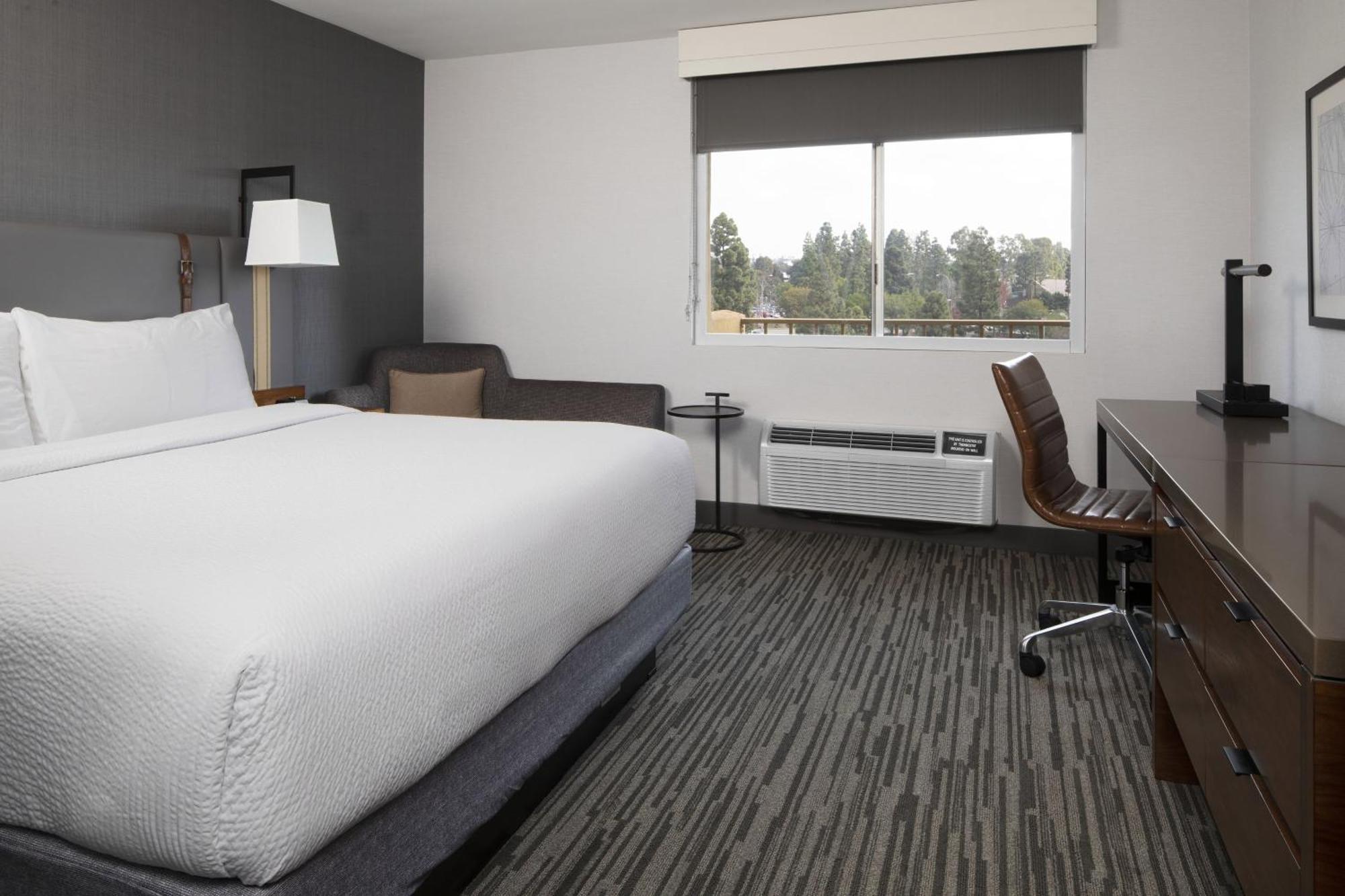 Four Points By Sheraton Angeles Westside 3*